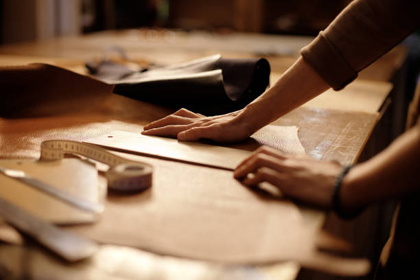 Détail d'un geste artisanal en atelier de sellerie